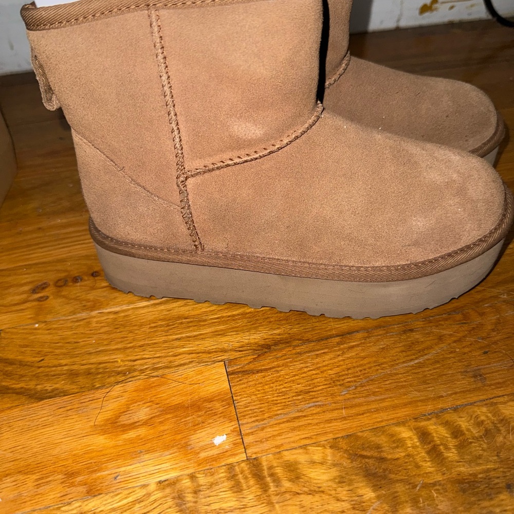 UGG platform , reposhing just didnt fit
Size 4